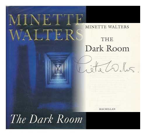 WALTERS, MINETTE - The dark room / Minette Walters