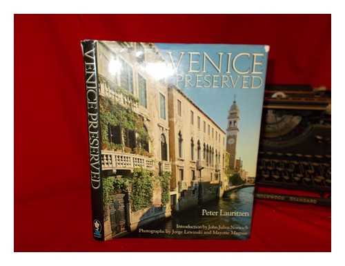 LAURITZEN, PETER - Venice preserved / introduction by John Julius Norwich ; text by Peter Lauritzen ; photographs by Jorge Lewinski and Mayotte Magnus