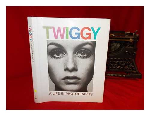 TWIGGY - Twiggy : a life in photographs / with contributions by Terence Pepper, Robin Muir and Melvin Sokolsky