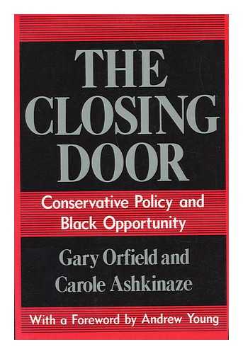 ORFIELD, GARY AND ASHKINAZE, CAROLE - The Closing Door : Conservative Policy and Black Opportunity / Gary Orfield and Carole Ashkinaze ; with a Foreword by Andrew Young