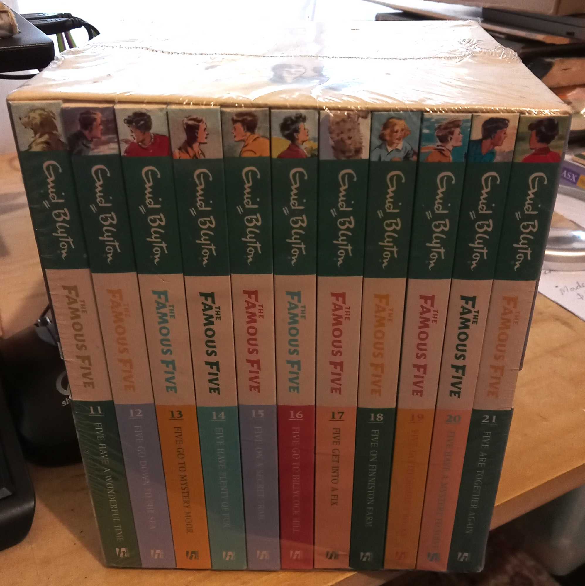 英語絵本 洋書◇The Famous Five 21冊セット Enid Blyton Famous Five Series 21 Books Collection Box Gift