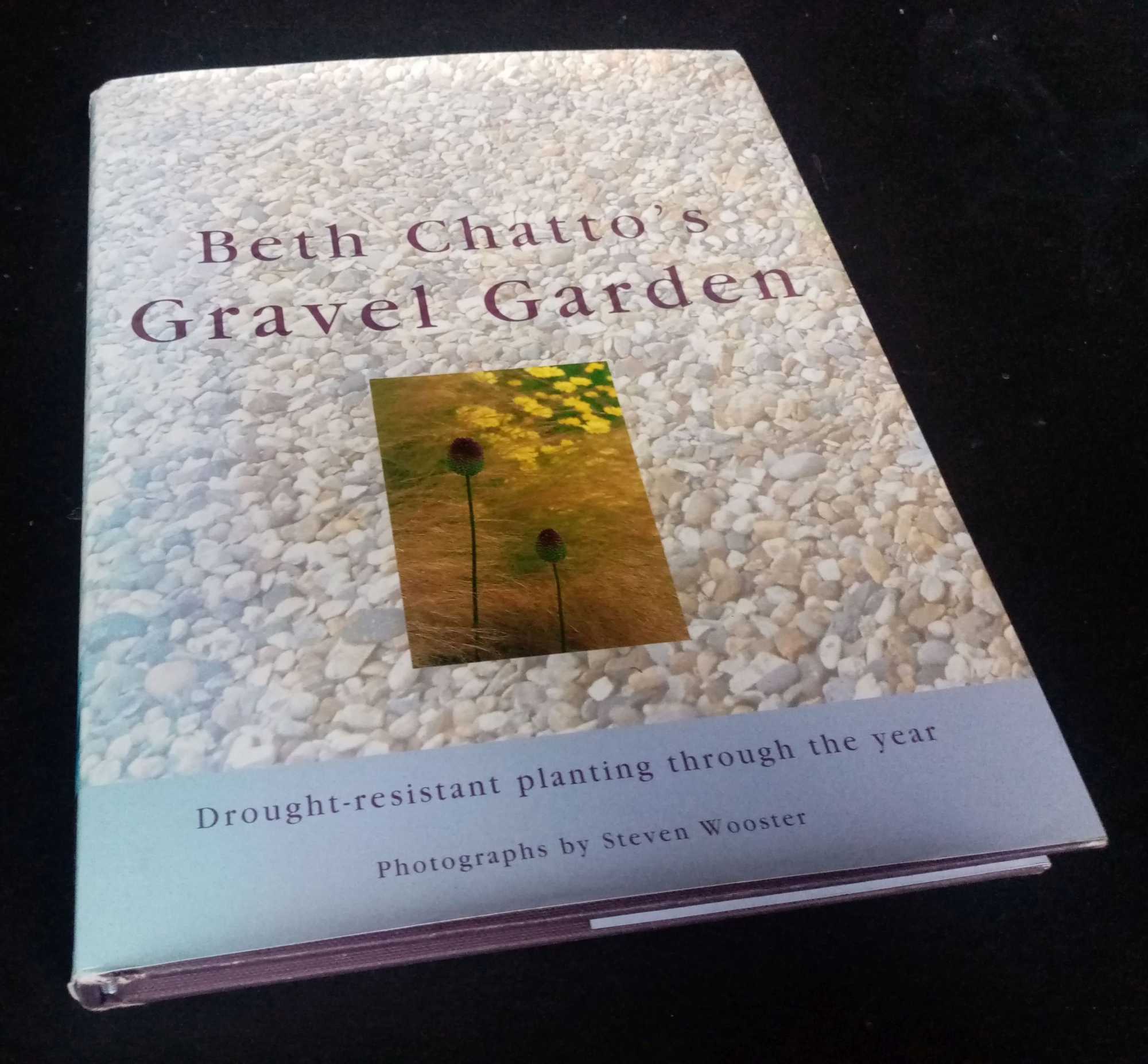 Beth Chatto - Beth Chatto's Gravel Garden: Drought-Resistant Planting Through the Year
