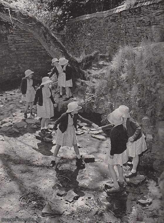 ISOBEL WYLIE, HUTCHISON - A Stroll to London. An original article from the National Geographic Magazine, 1950.