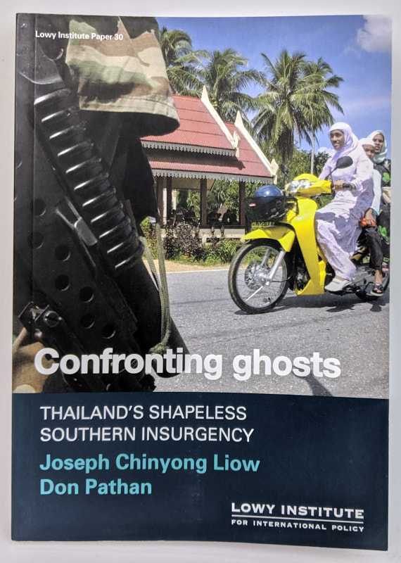 Joseph Chinyong Liow - Confronting Ghosts: Thailand's Shapeless Southern Insurgency